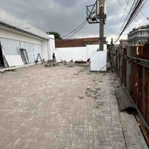 Pemasangan paving block area parkir Alfamart Cibaduyut Bandung oleh PD MJA kontraktor paving block terpercaya