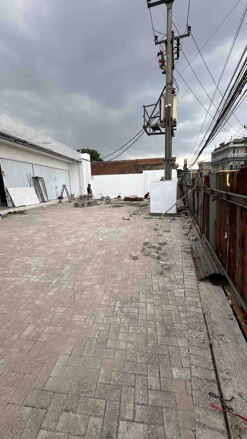 Pemasangan paving block area parkir Alfamart Cibaduyut Bandung oleh PD MJA kontraktor paving block terpercaya