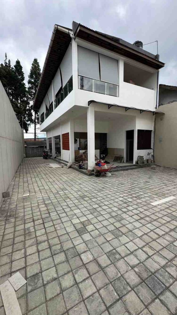 Pemasangan paving block area parkir ruko Lembang oleh PD MJA kontraktor paving block profesional