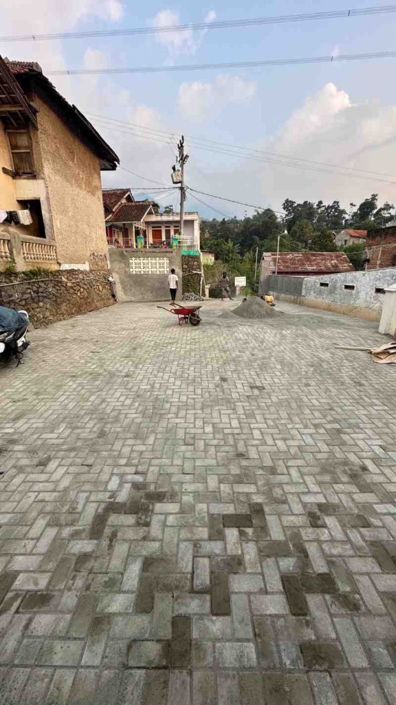 Pemasangan paving block halaman rumah Kiarapayung oleh PD MJA jasa pasang paving block profesional