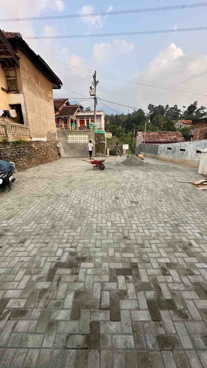 Pemasangan paving block halaman rumah Kiarapayung oleh PD MJA jasa pasang paving block profesional