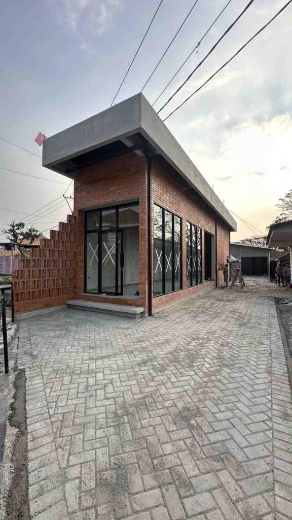 Pemasangan paving block parkir area toko Kopo Bandung oleh PD MJA kontraktor paving block profesional