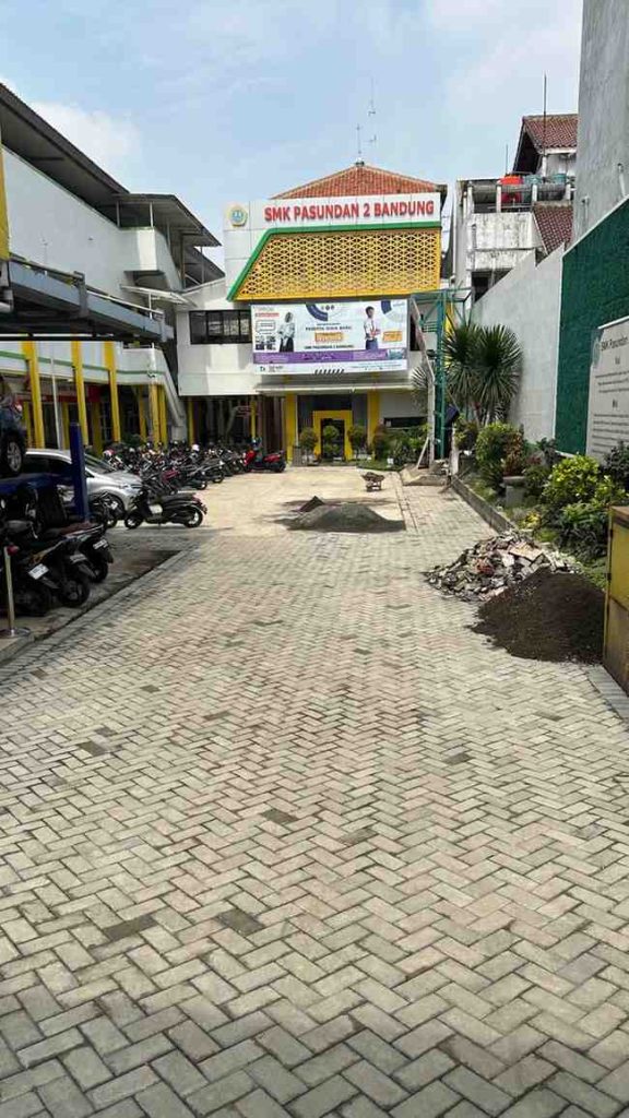 Pemasangan paving block di SMK 2 Pasundan Bandung oleh PD MJA kontraktor paving block profesional