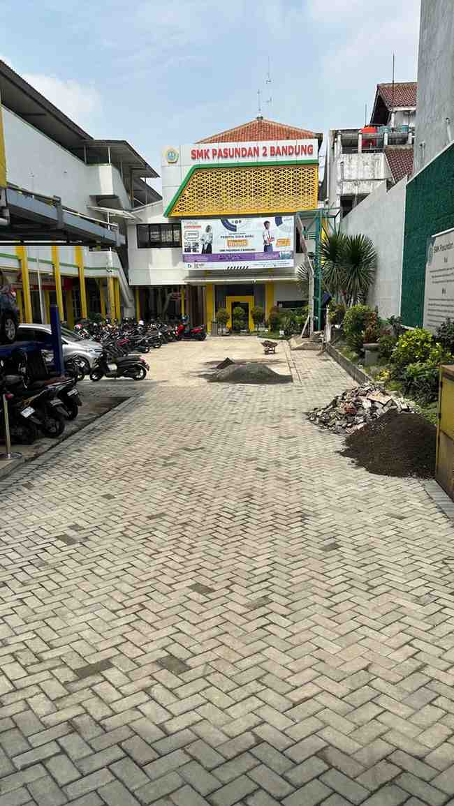 Pemasangan paving block di SMK 2 Pasundan Bandung oleh PD MJA kontraktor paving block profesional