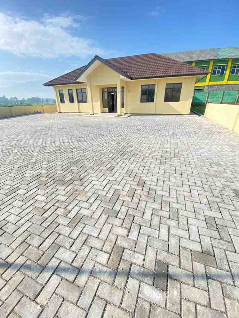 Pemasangan paving block di Kantor Polsek Cangkuang oleh kontraktor PD MJA dengan hasil rapi dan presisi