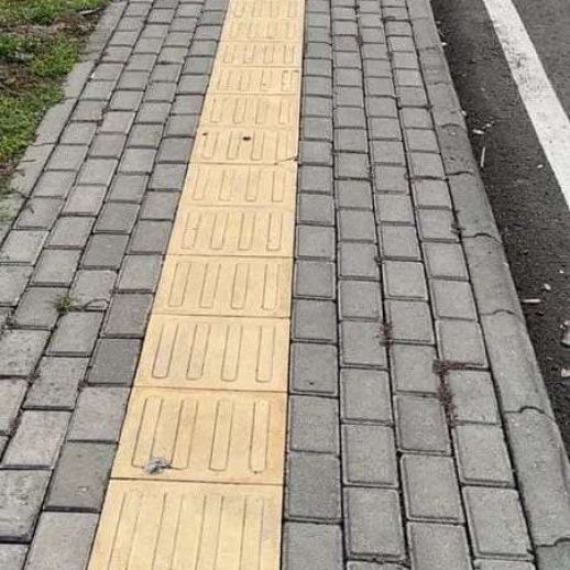 Pemasangan paving block trotoar kolam retensi Margahayu oleh PD MJA kontraktor paving block profesional